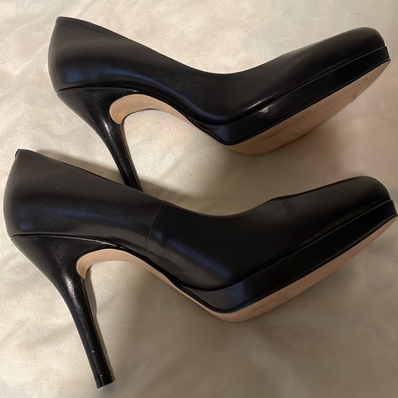 Nine West size 7, 4” heels - Picture 2 of 3